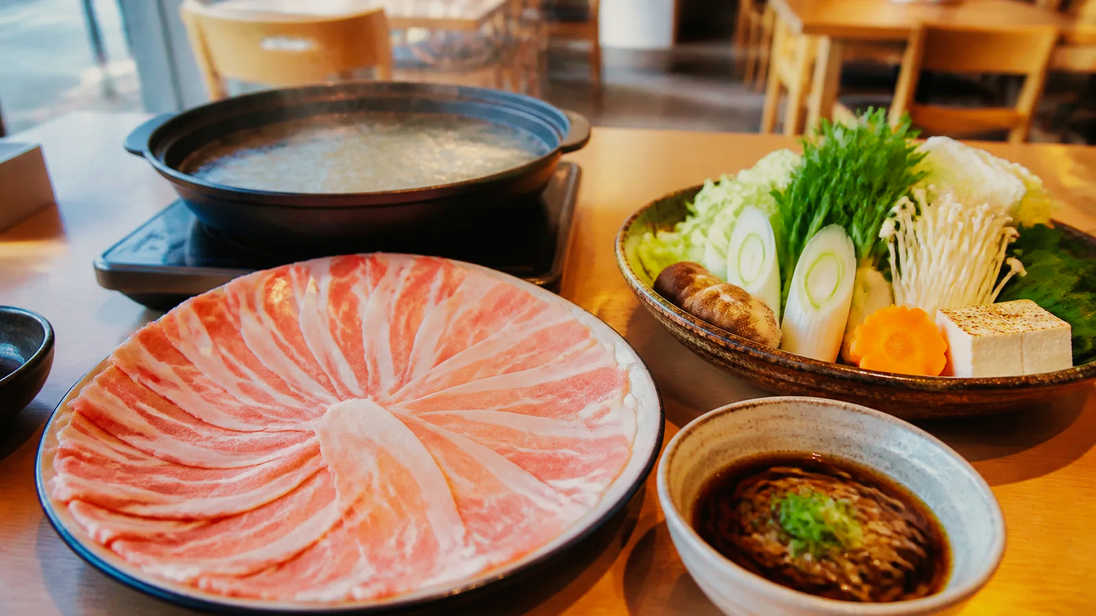 黒豚の薄切り肉と野菜、そばつゆ風のたれを並べたしゃぶしゃぶの編集イメージ