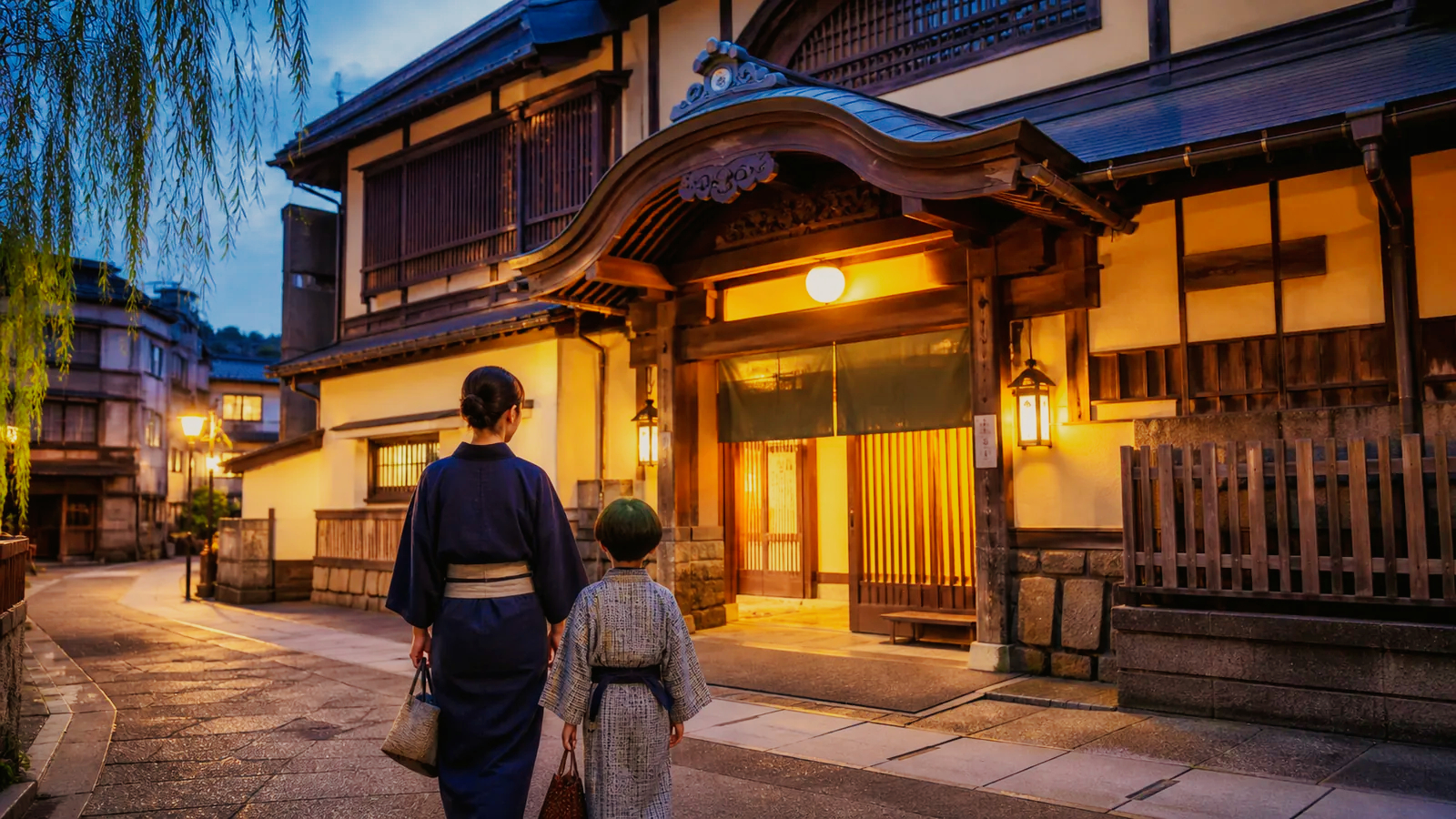 温泉街の共同浴場入口へ浴衣姿の親子が向かう編集イメージ