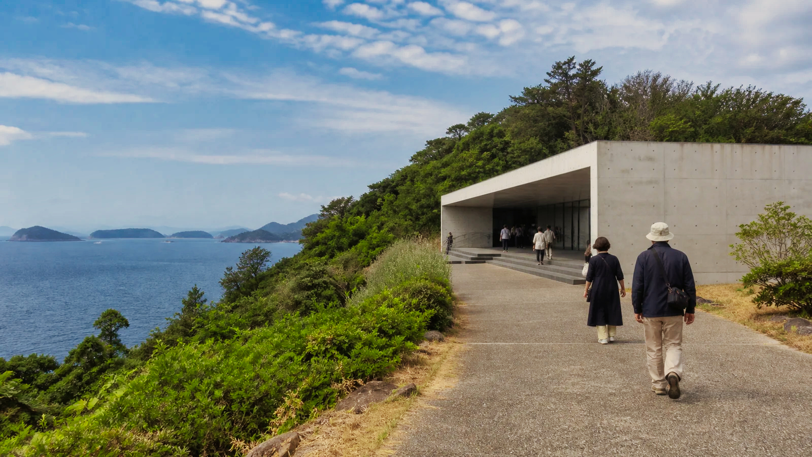 海を望む岬の歴史博物館へ向かう旅行者