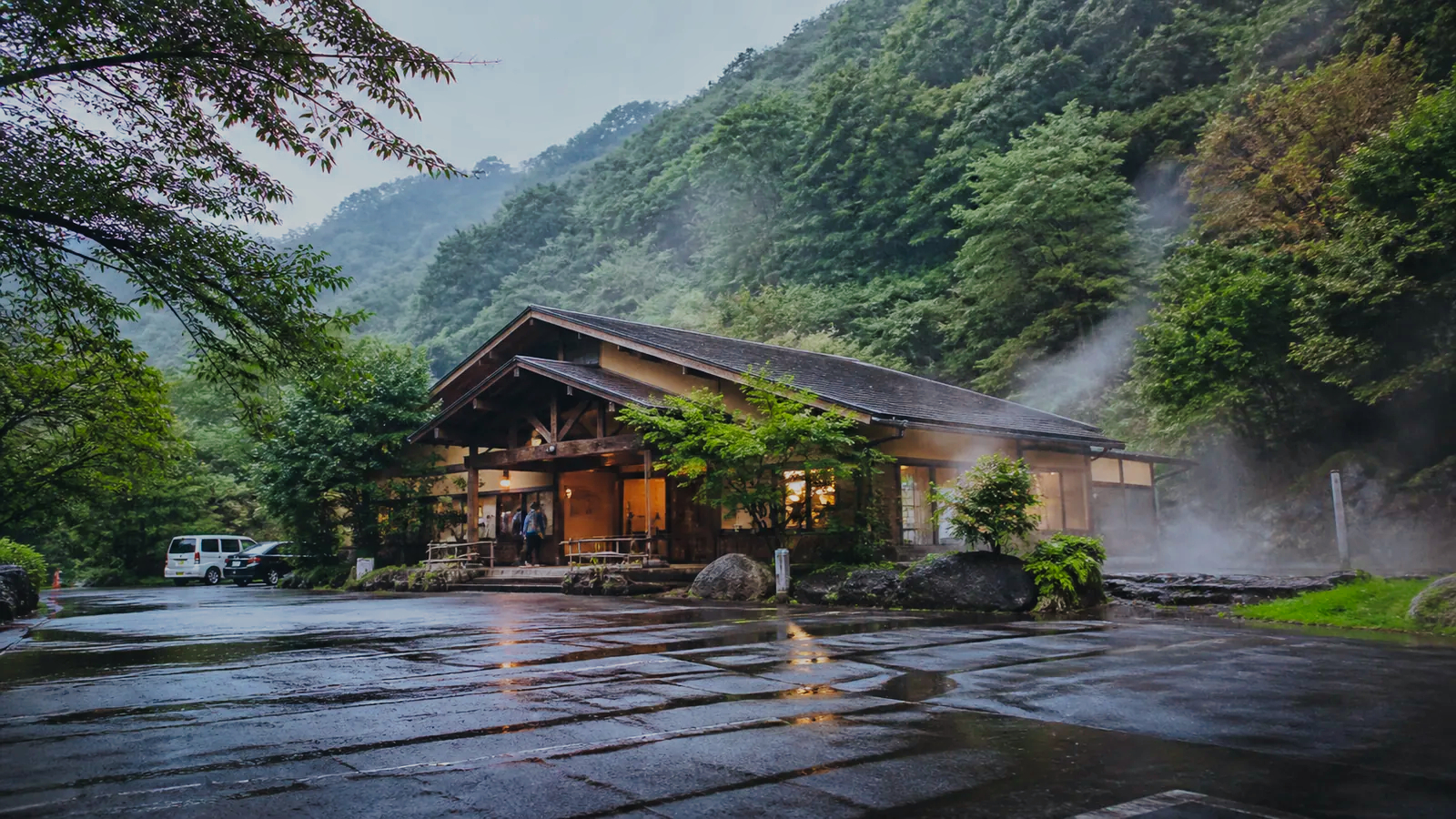 山あいにある中山平温泉の日帰り施設を表した編集イメージ