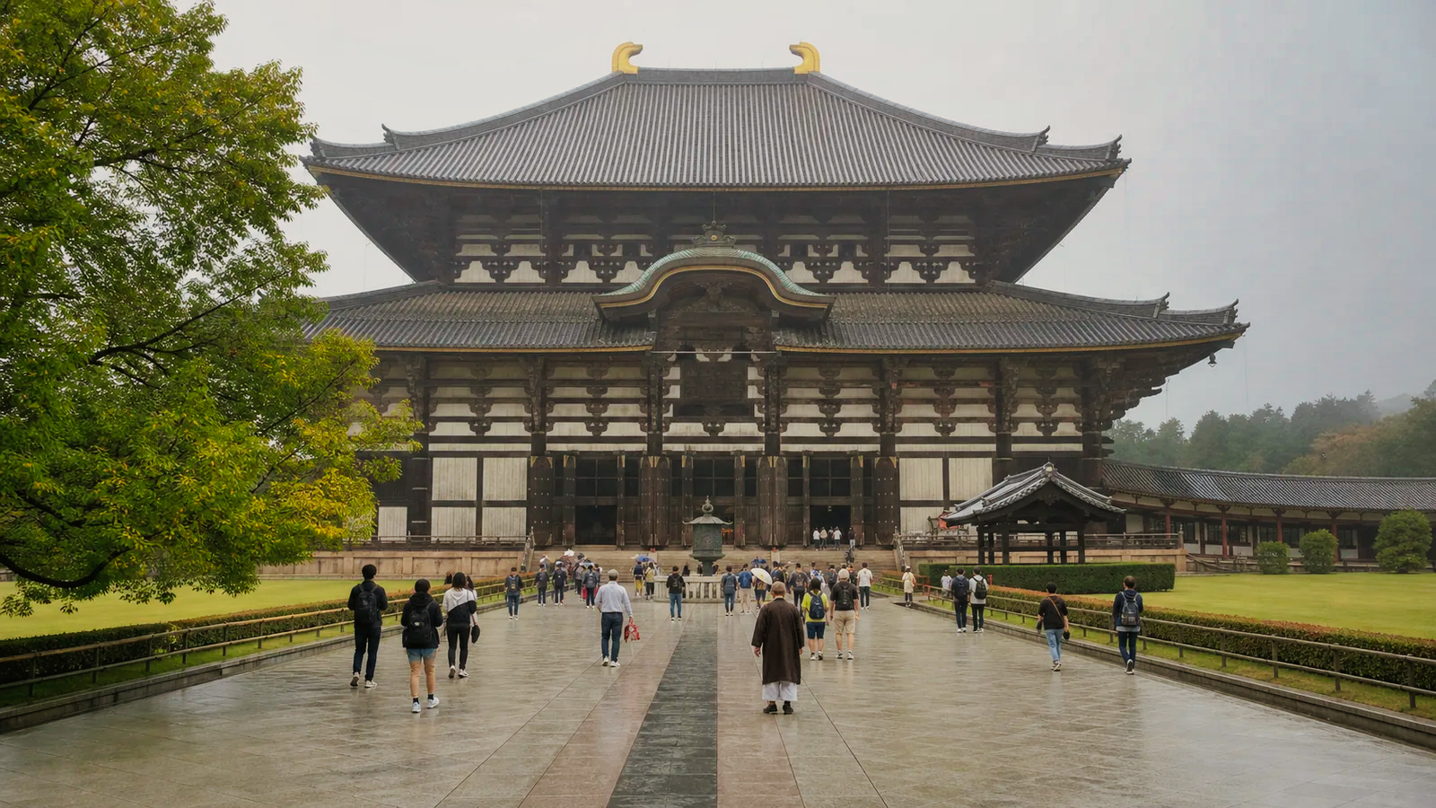 参道の先に東大寺の大きな木造伽藍を望む様子を表した編集イメージ