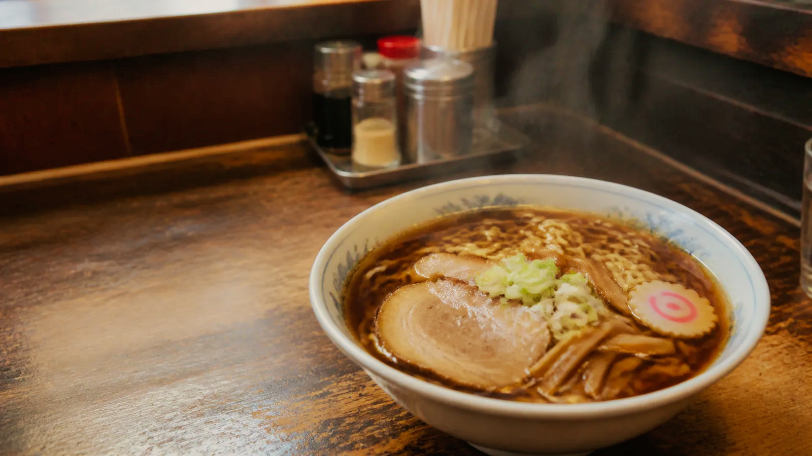 旭川中心街の歴史ある店を思わせるカウンターの醤油ラーメンの編集イメージ