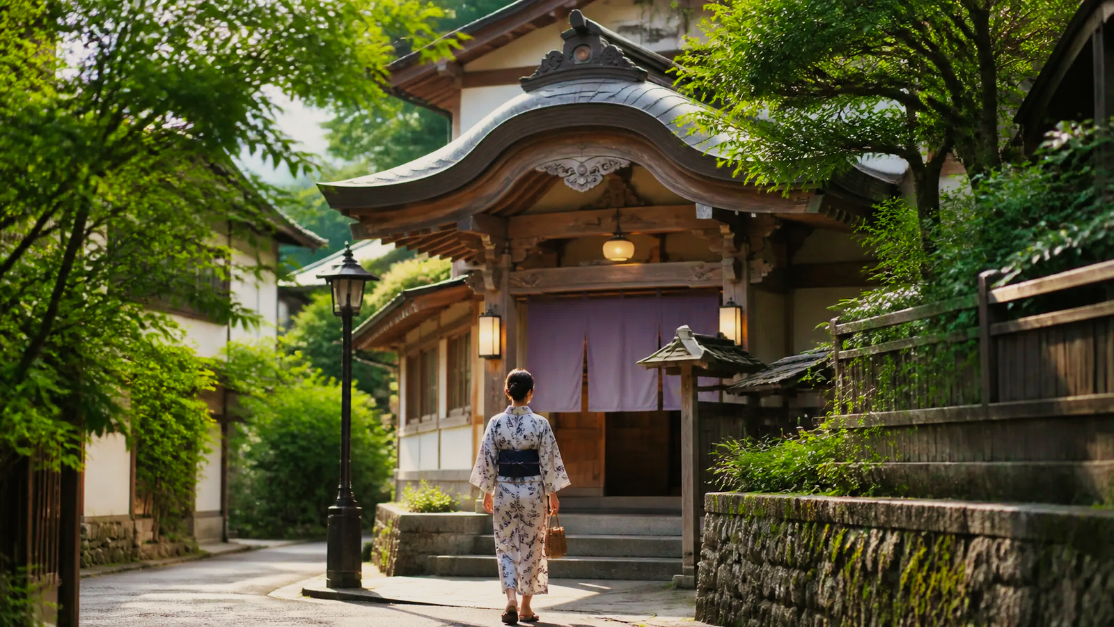 山際の静かな温泉街で共同浴場へ向かう浴衣姿の旅行者の編集イメージ