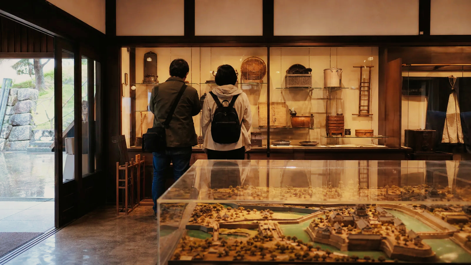 富山の郷土博物館で歴史資料を見る編集イメージ