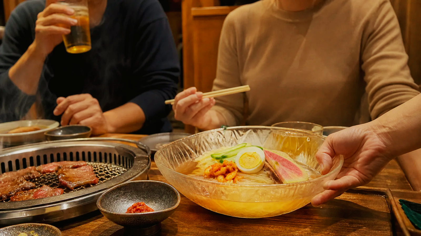 盛岡中心街の焼肉居酒屋を思わせる卓上に運ばれた冷麺