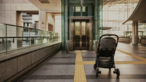 京都駅のエレベーター前に置かれたベビーカーと広い移動動線
