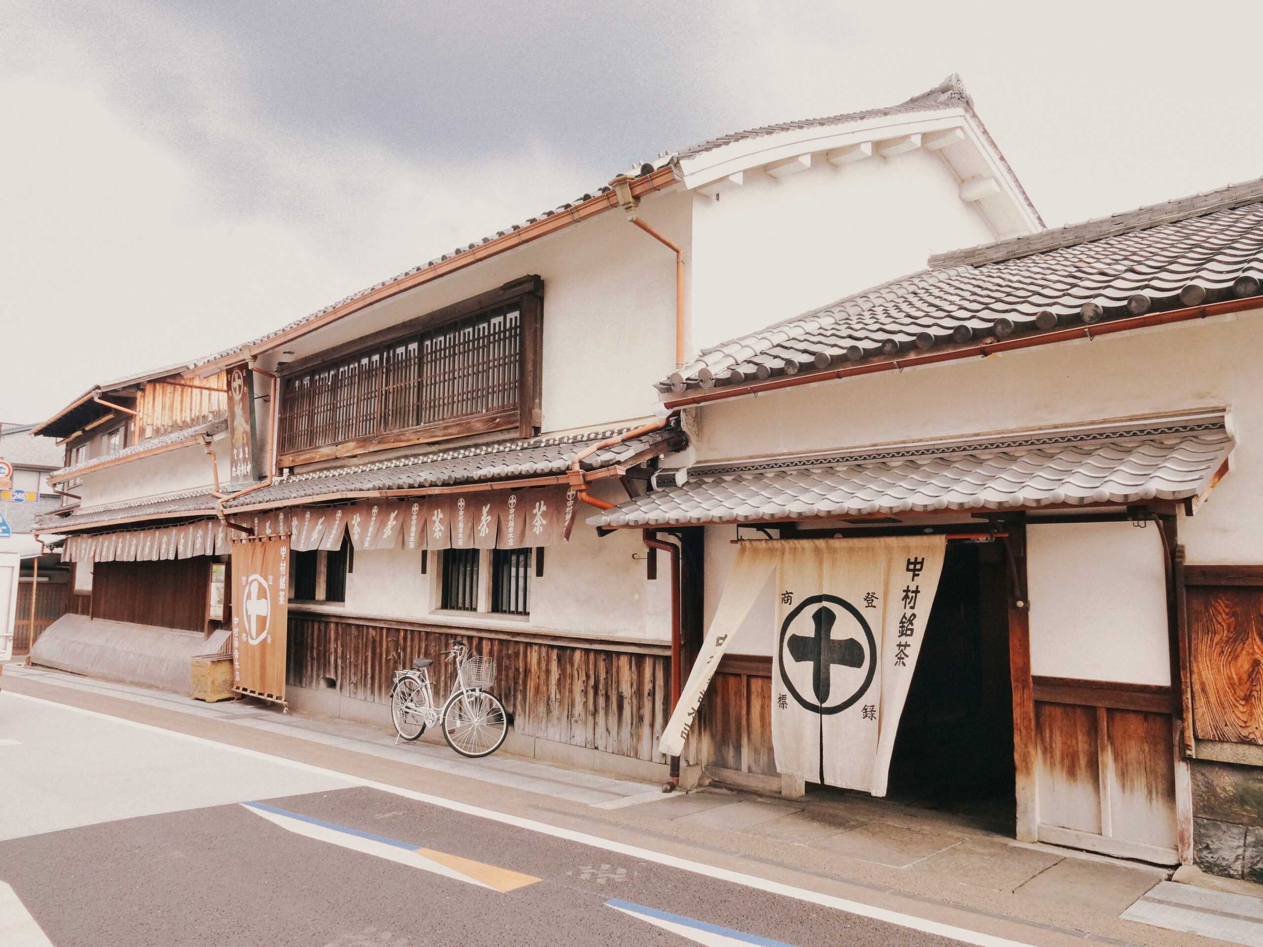 宇治の中村藤吉本店の町家外観と入口(2013年2月撮影)