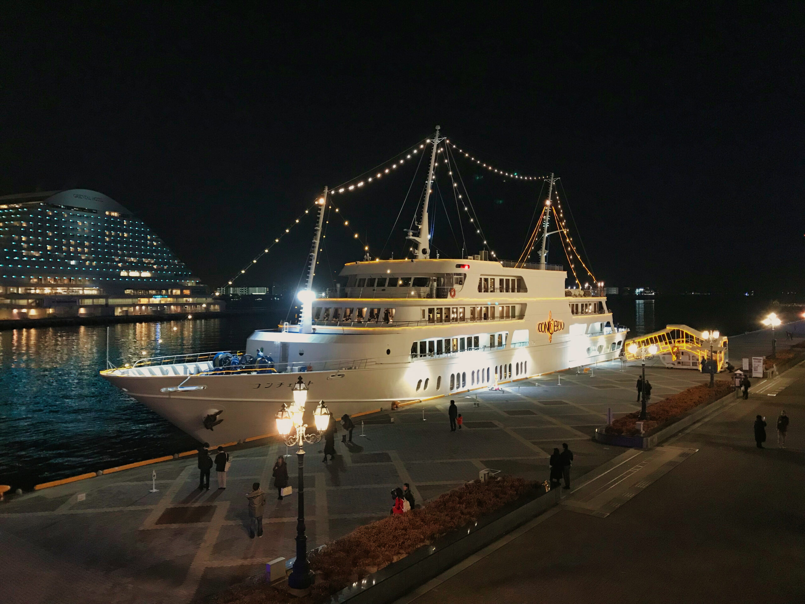 神戸港・高浜旅客ターミナルに停泊する夜のコンチェルト（2019年2月撮影）