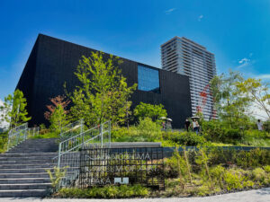 大阪中之島美術館の黒い外観と前面階段・植栽