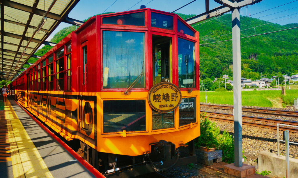 トロッコ亀岡駅に停車する嵯峨野トロッコ列車