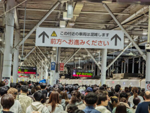 花火大会終了後に混雑する二子玉川駅のホーム（2023年10月）