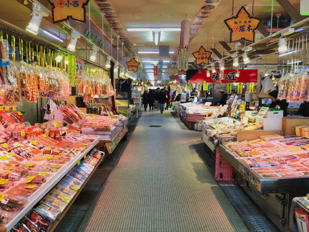 海産物店が左右に並ぶ函館朝市の市場通路