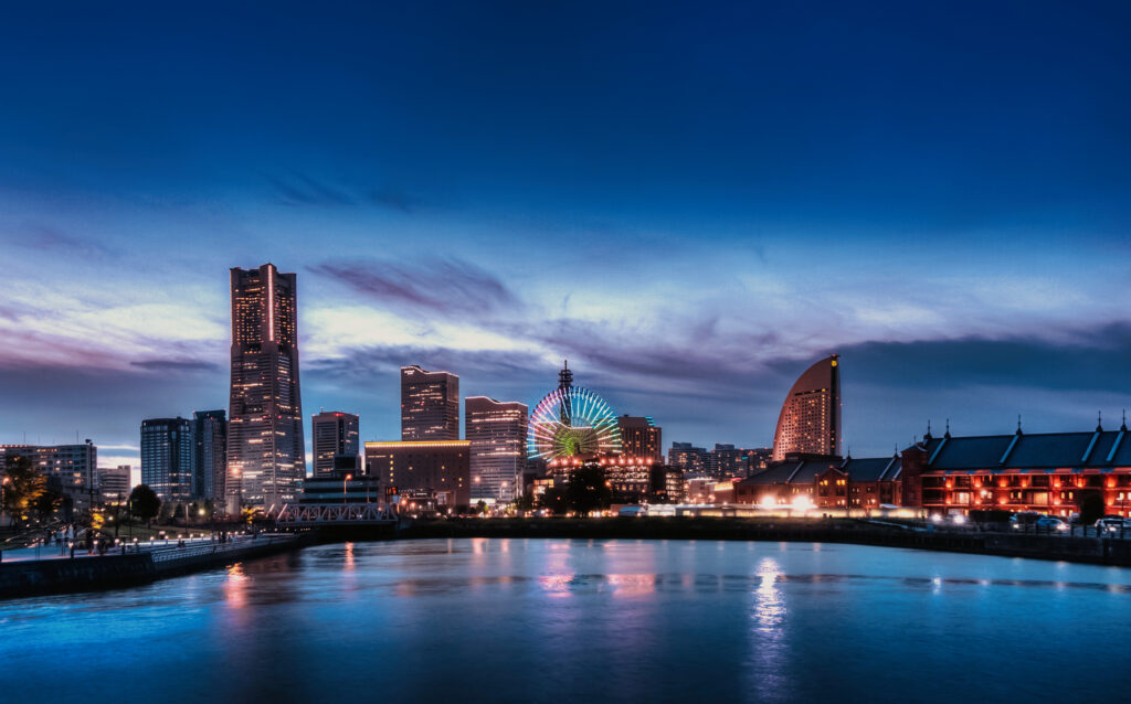 横浜みなとみらいの高層ビルと観覧車、水面に映る夜景