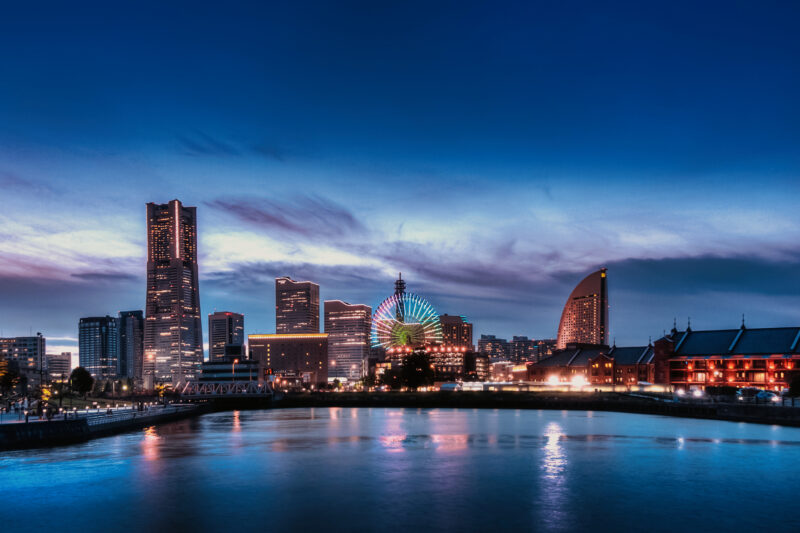 横浜みなとみらいの高層ビルと観覧車、水面に映る夜景