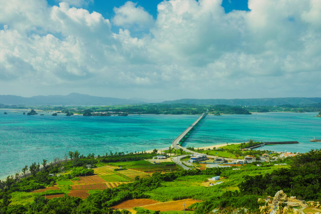 沖縄の古宇利島から望む古宇利大橋と海（2014年9月撮影）