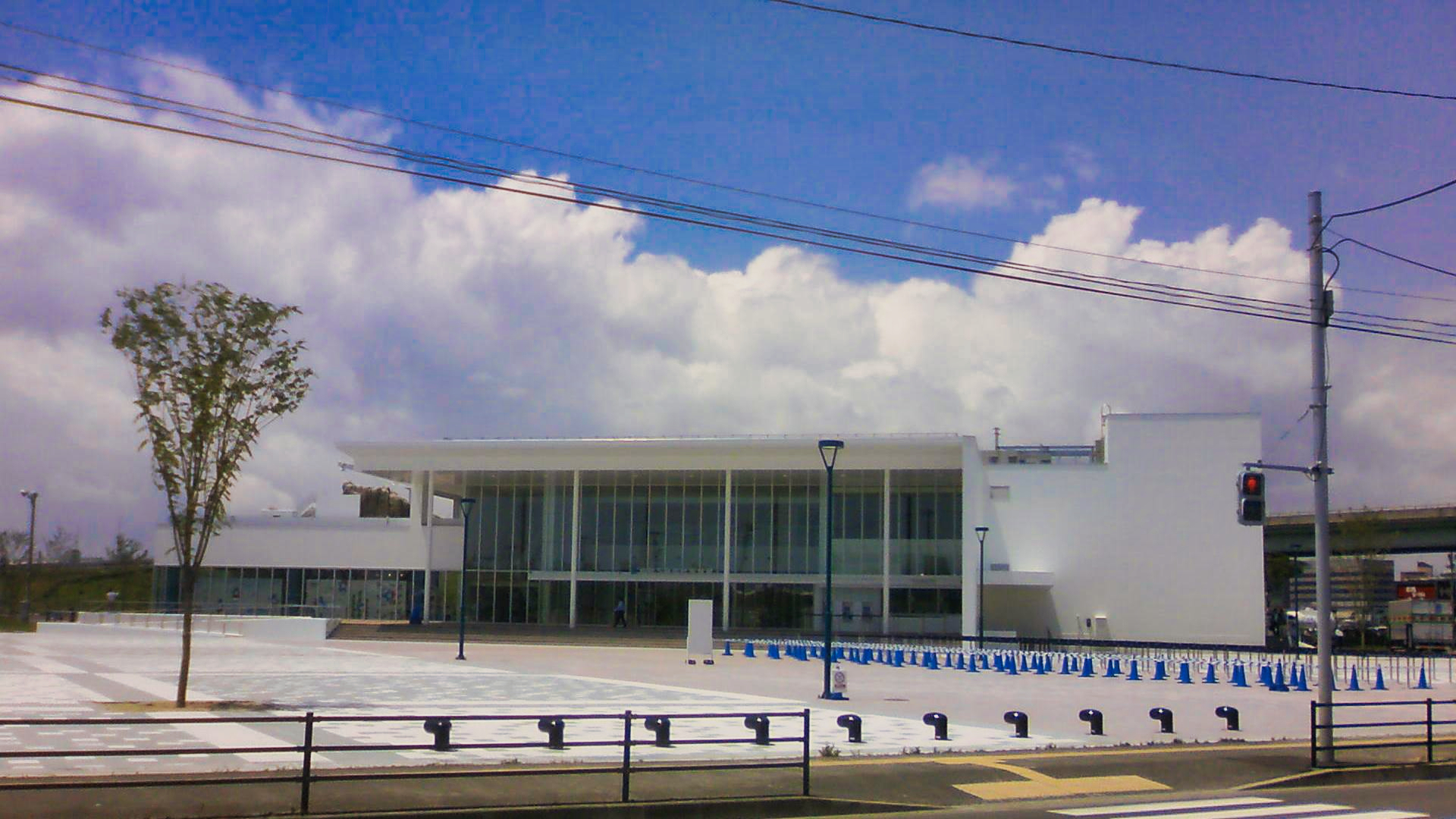 仙台うみの杜水族館の建物と入口前の広場