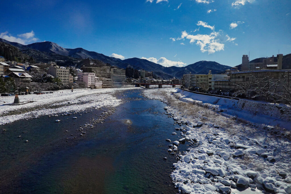 雪の飛騨川沿いに広がる冬の下呂温泉街