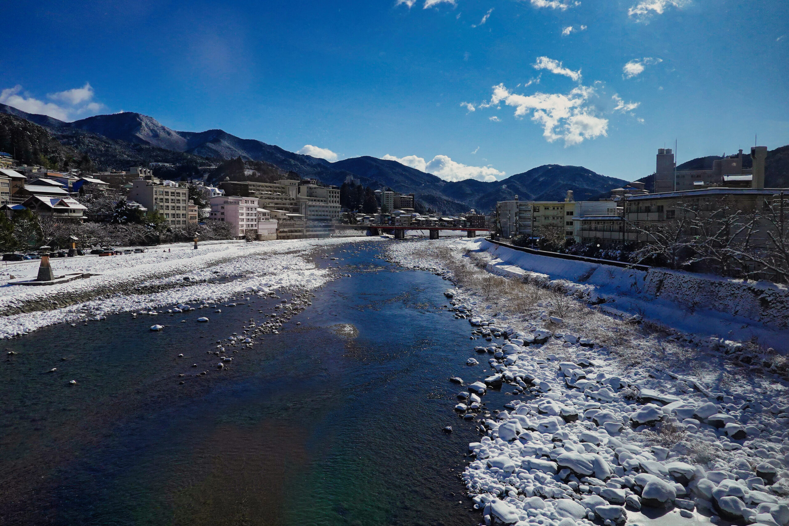 雪の飛騨川沿いに広がる冬の下呂温泉街