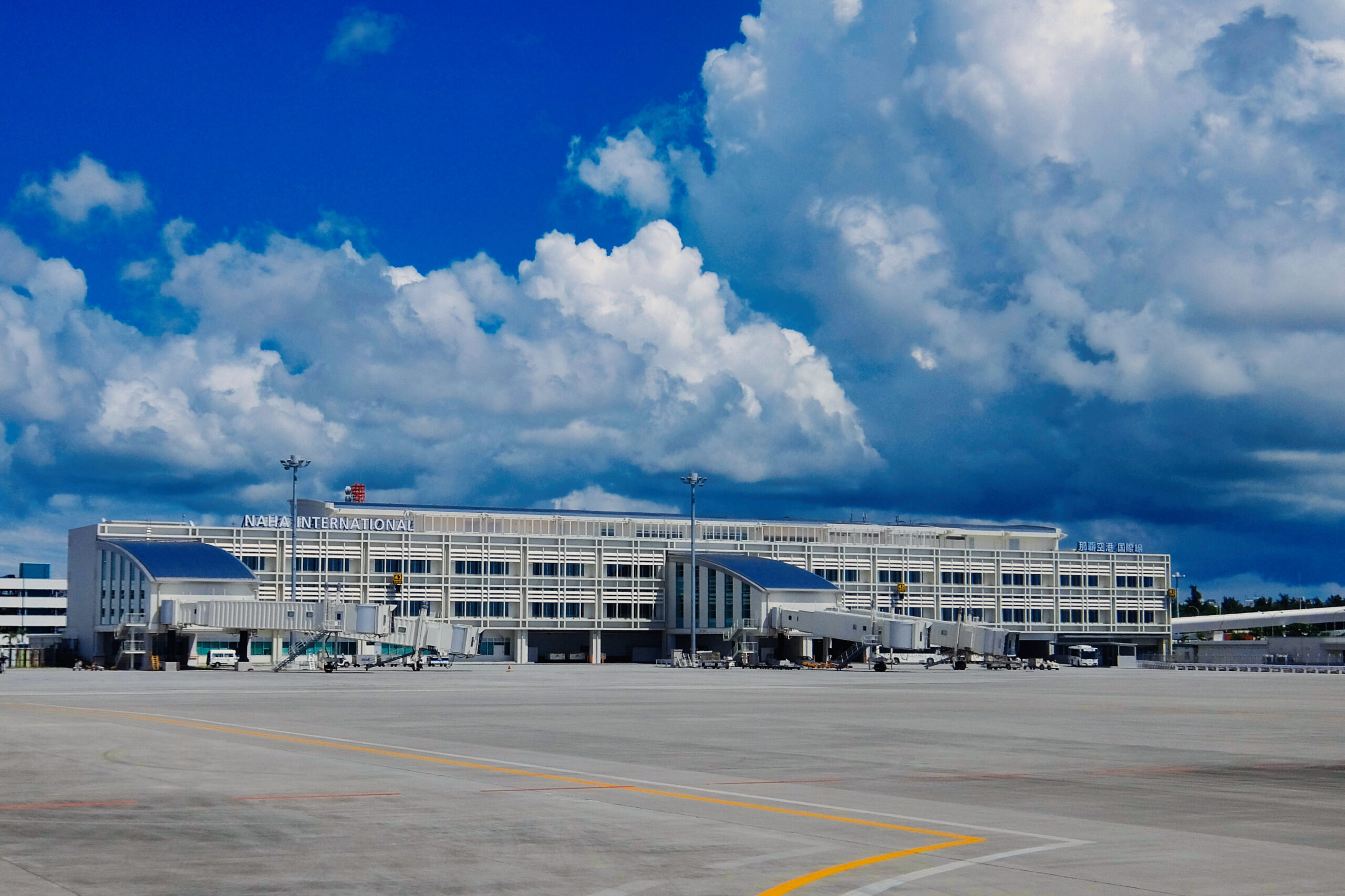 那覇空港の国際線ターミナルと駐機場（2014年9月撮影）