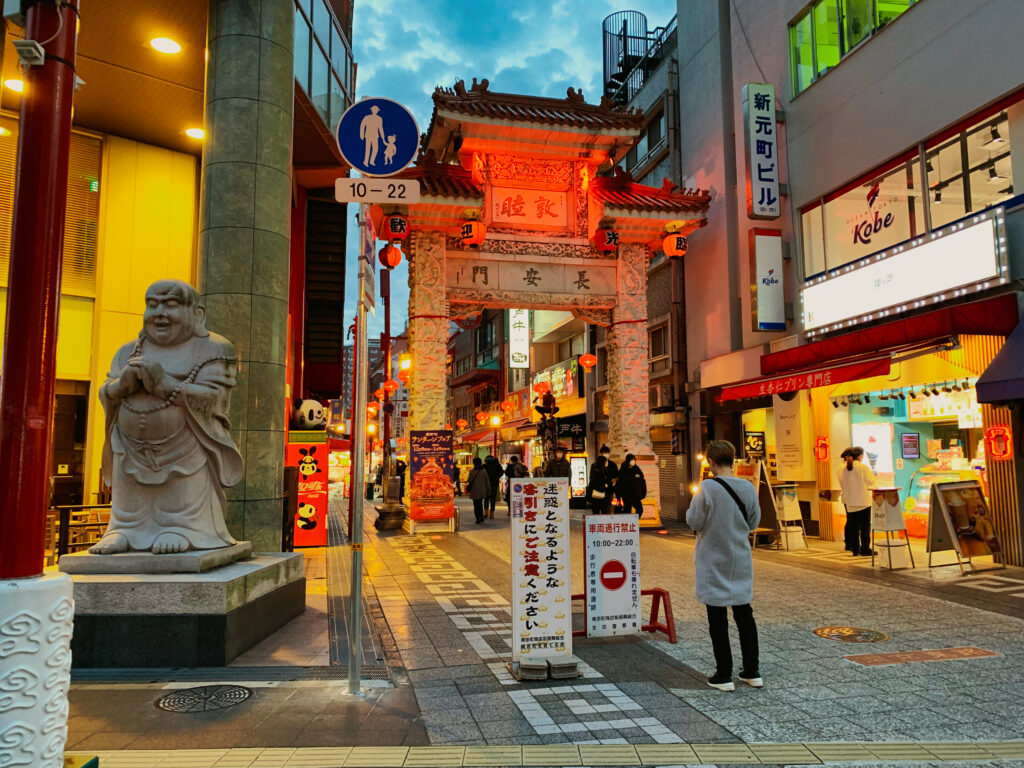 夕方の神戸・南京町の長安門と商店街