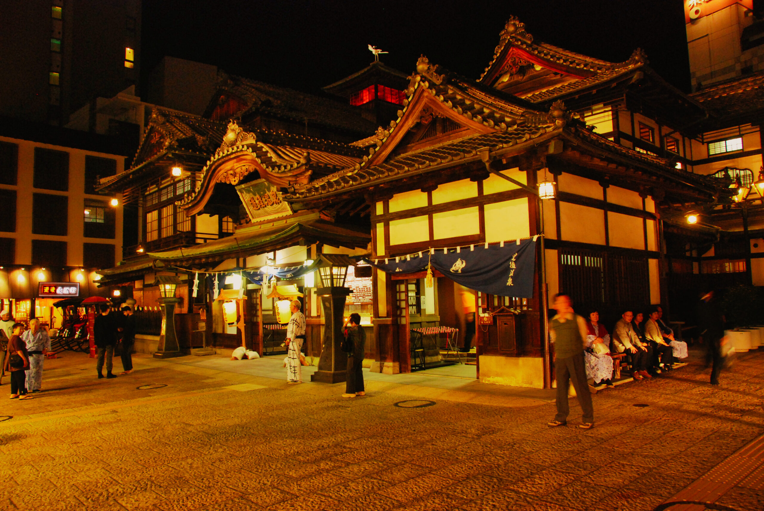 夜に明かりが灯る道後温泉本館の正面(2010年10月撮影)