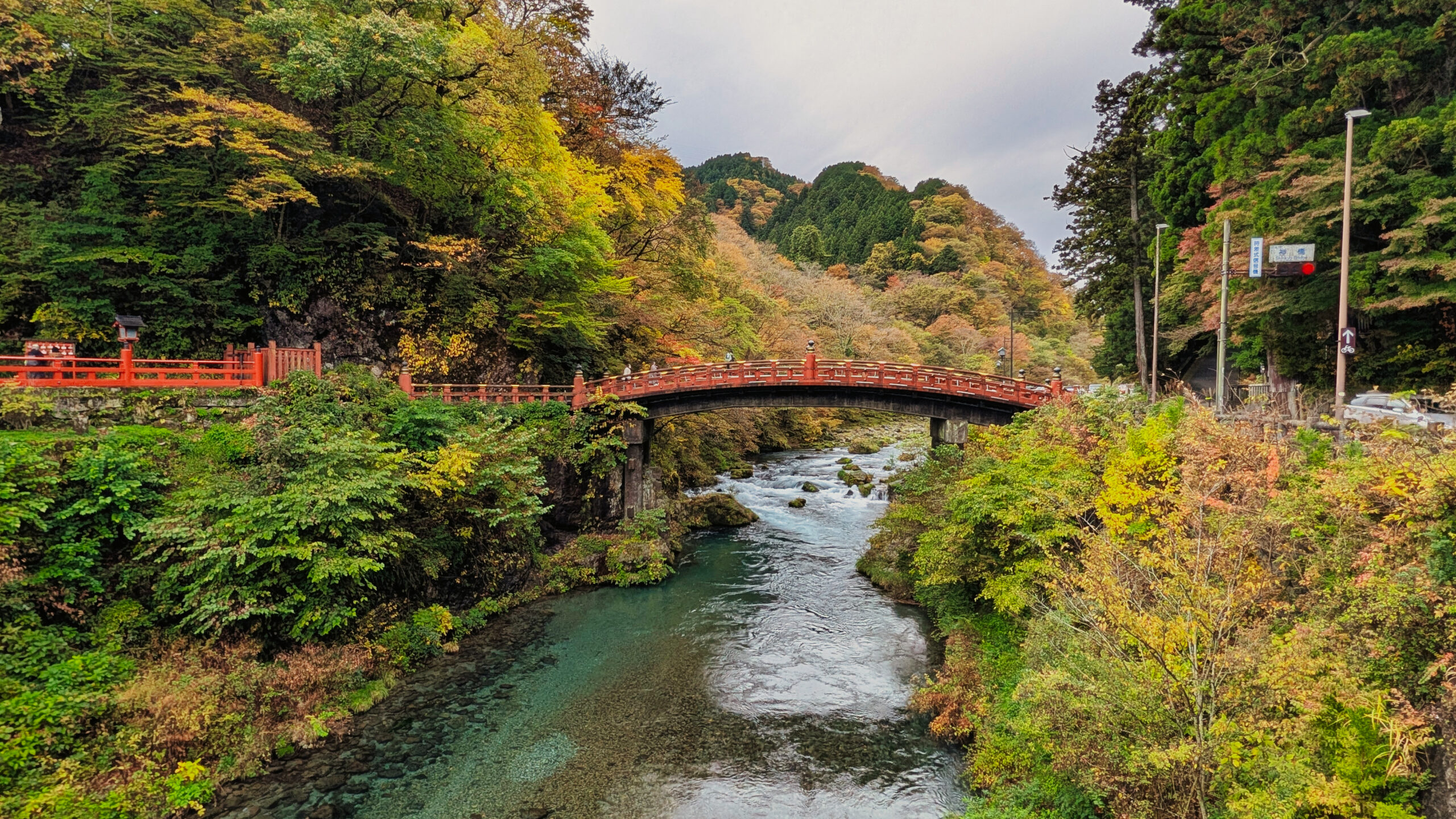 紅葉に囲まれた日光の神橋と大谷川(2025年11月撮影)