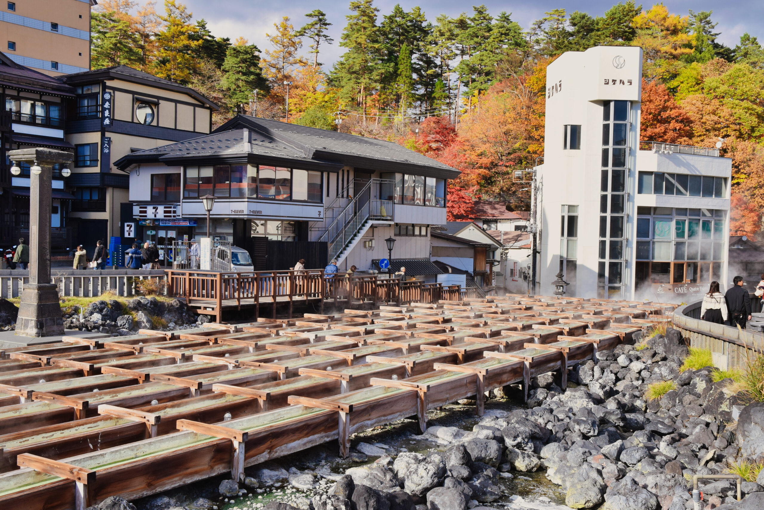 秋の草津温泉・湯畑の木樋と温泉街（2018年11月撮影）