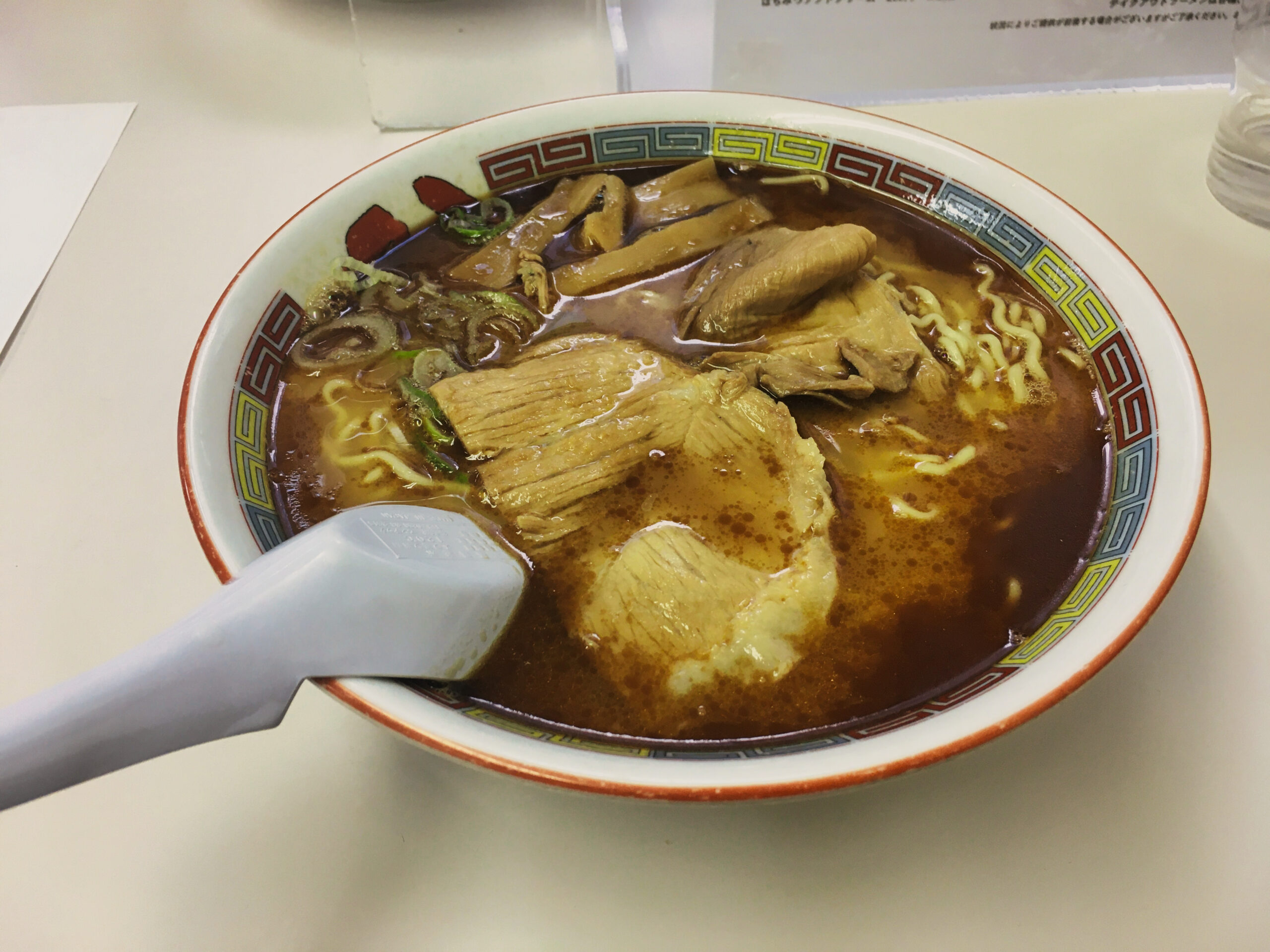 旭川で撮影された醤油ラーメン（2022年8月撮影）