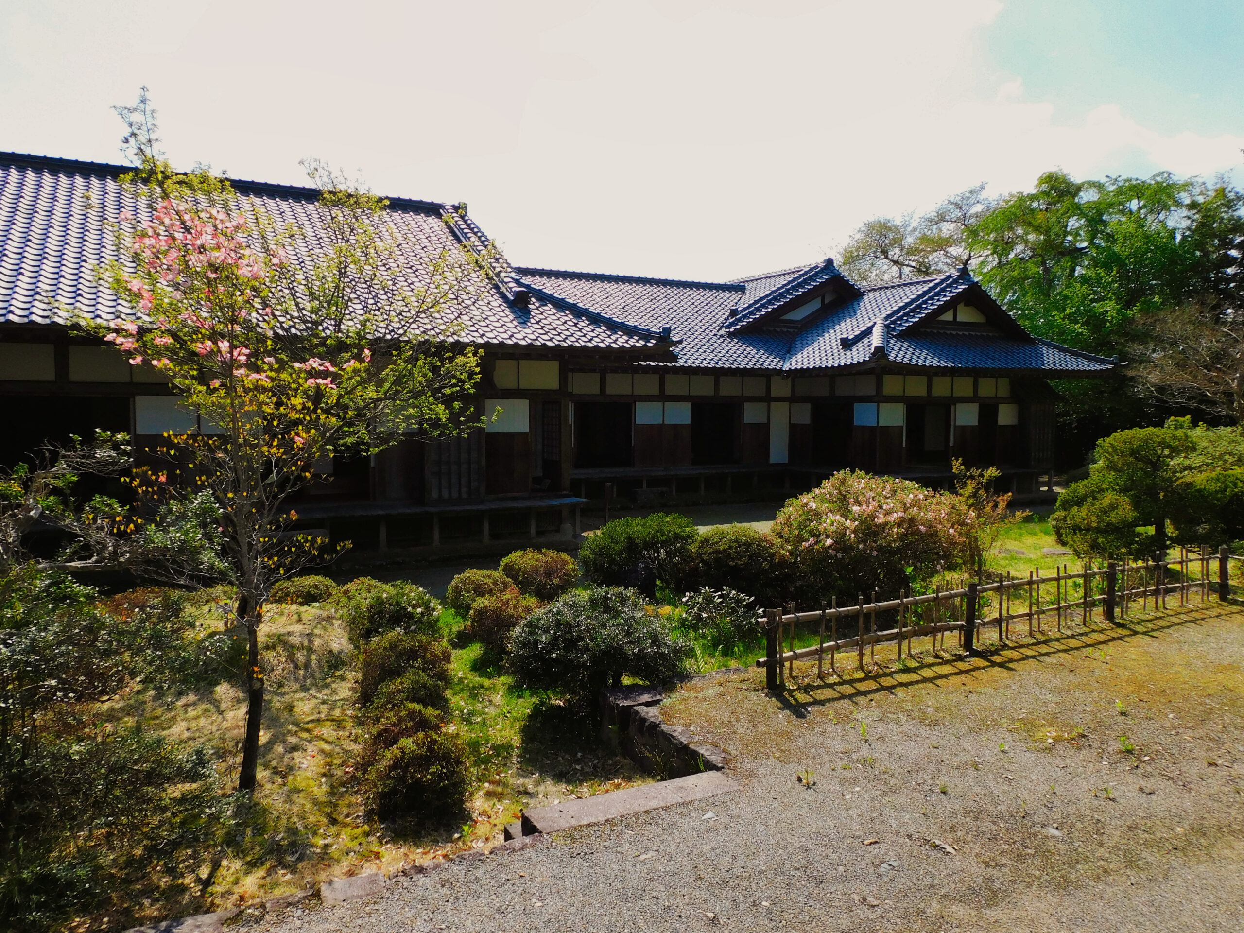 会津武家屋敷の庭園と復元建物