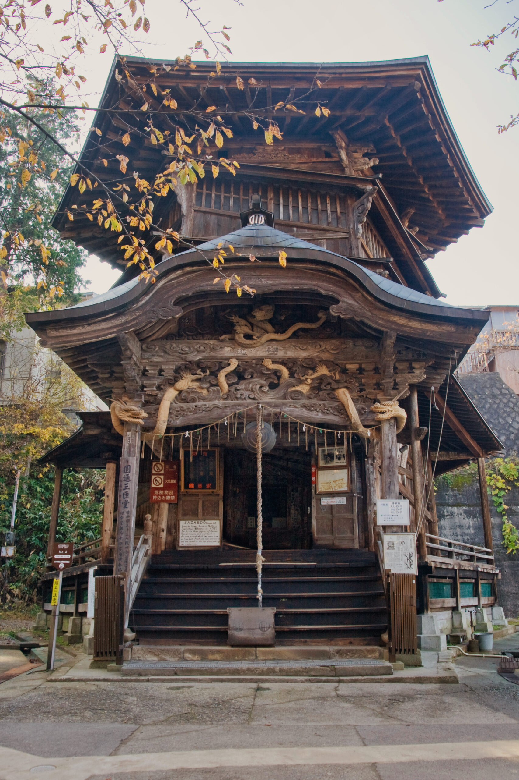 飯盛山に建つ会津さざえ堂の正面
