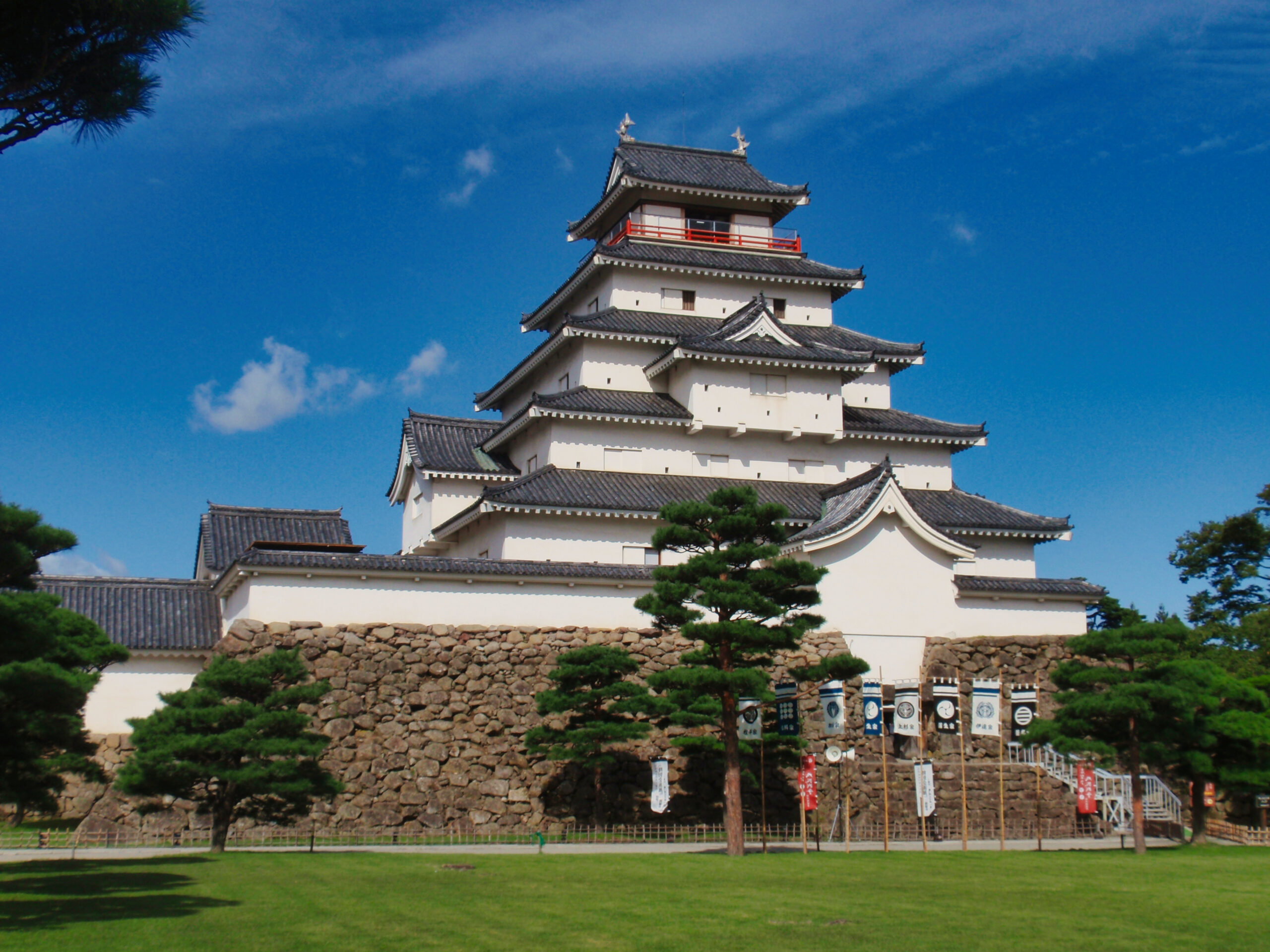 秋の会津鶴ヶ城を城址公園から望む