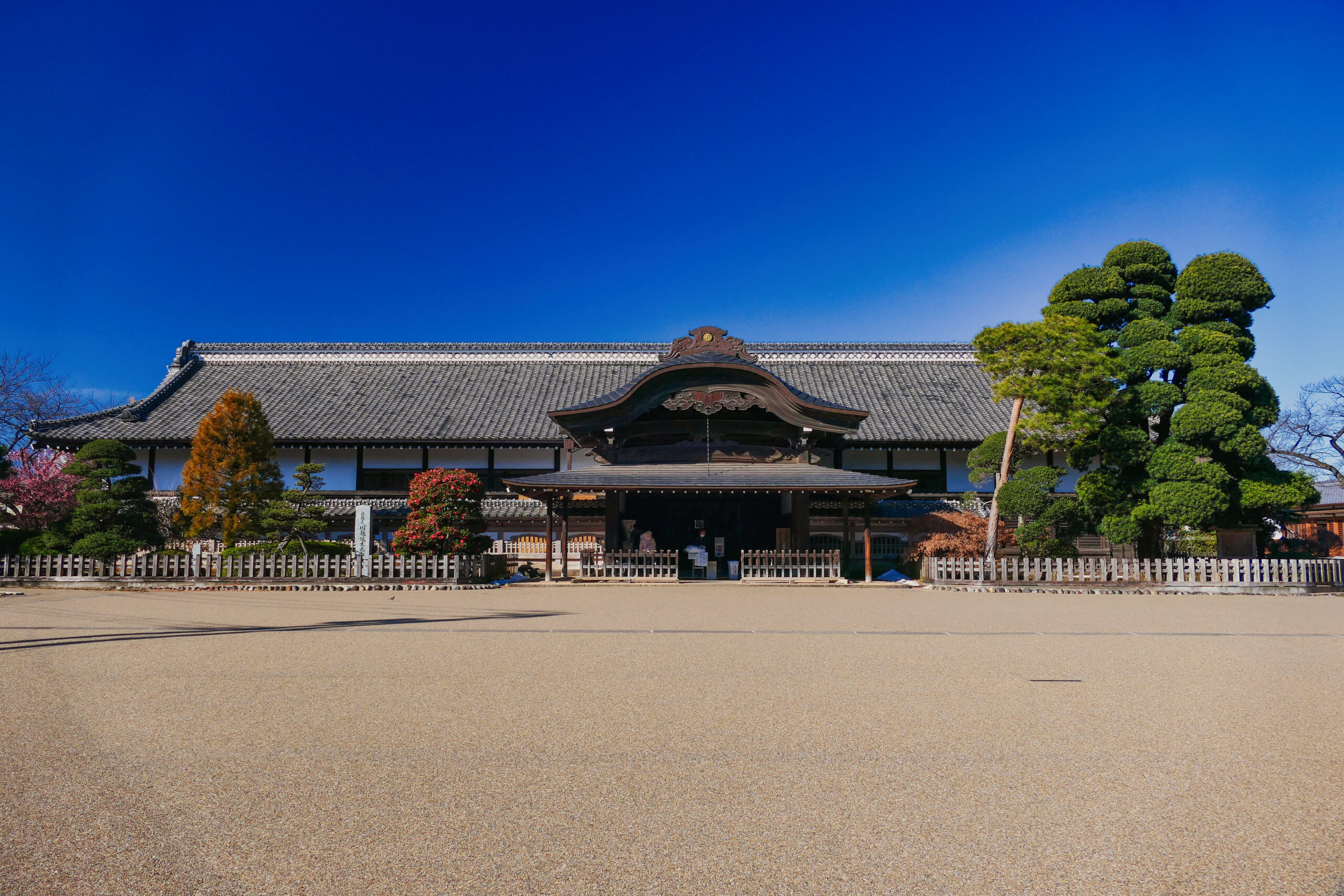 青空の下の川越城本丸御殿の外観