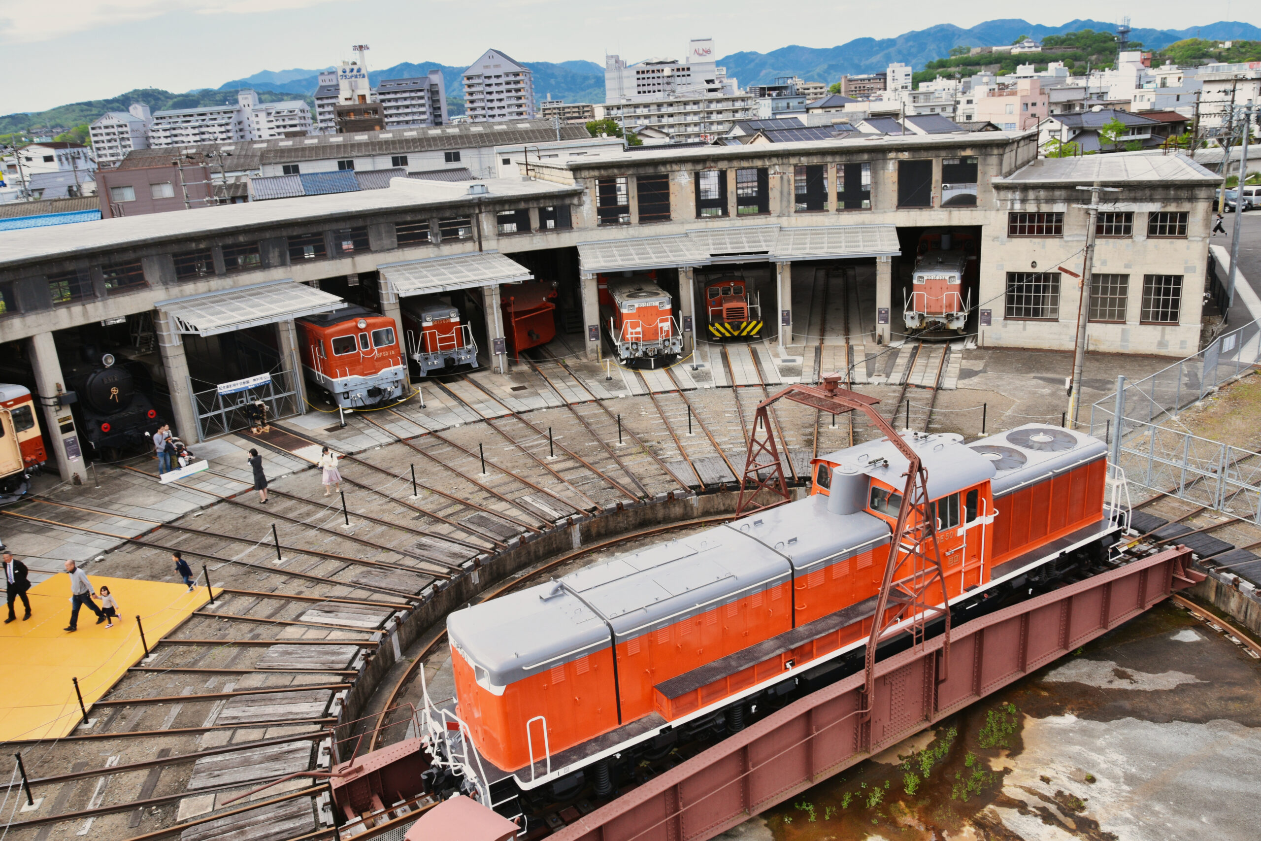 津山まなびの鉄道館の扇形機関車庫と保存車両