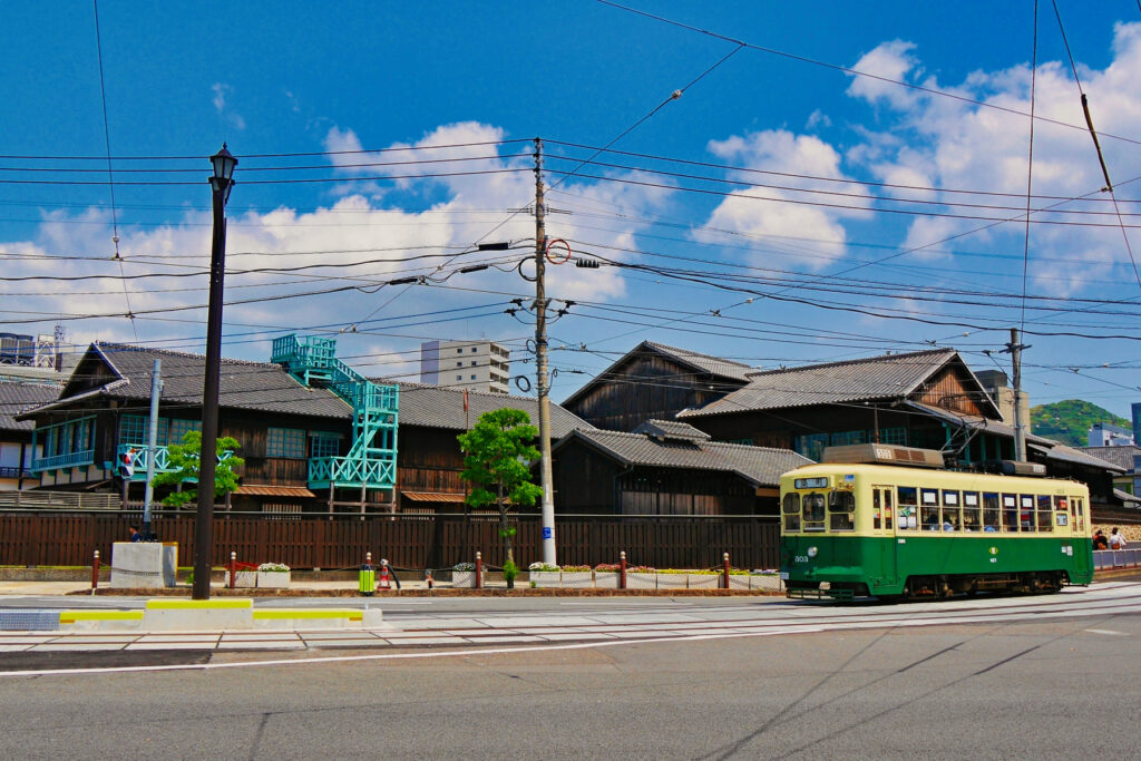 復元された出島の建物と長崎の路面電車