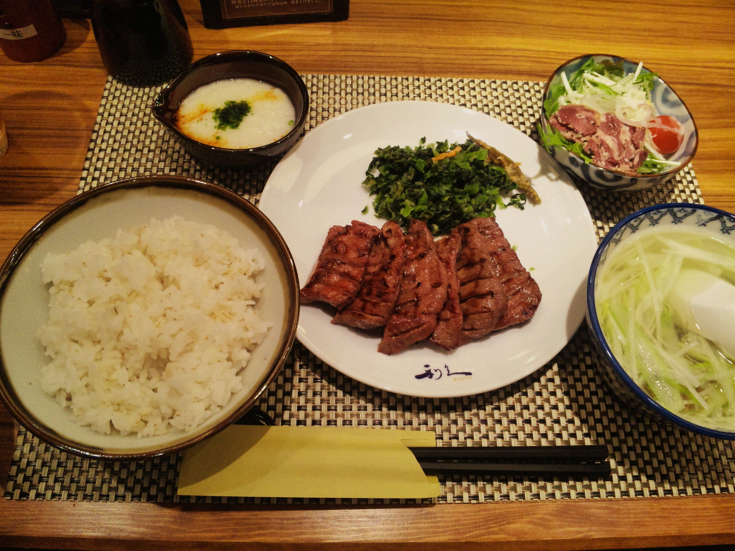 ご飯とテールスープを添えた仙台の牛たん定食