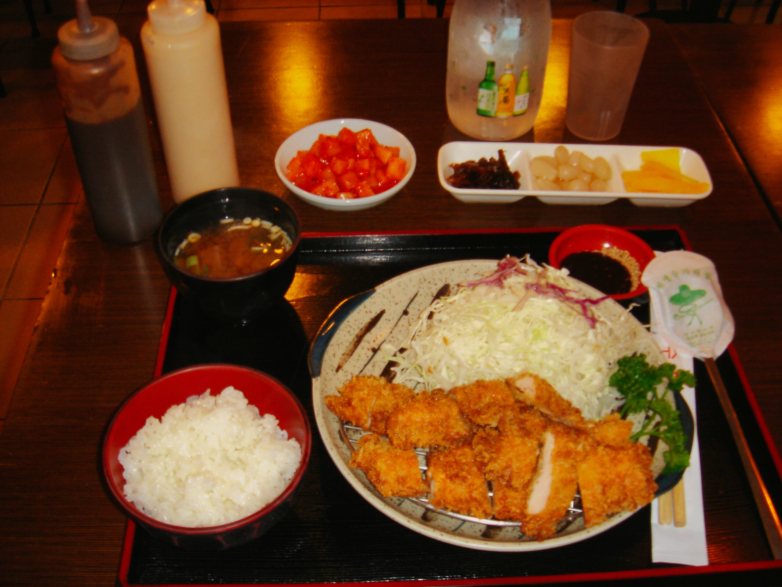 千切りキャベツとご飯を添えたとんかつ定食