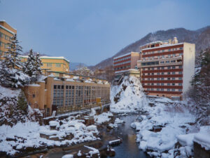 雪に包まれた定山渓温泉街と渓流