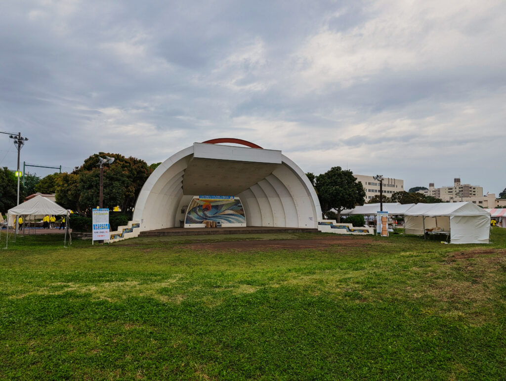 横須賀・三笠公園の野外ステージと芝生広場