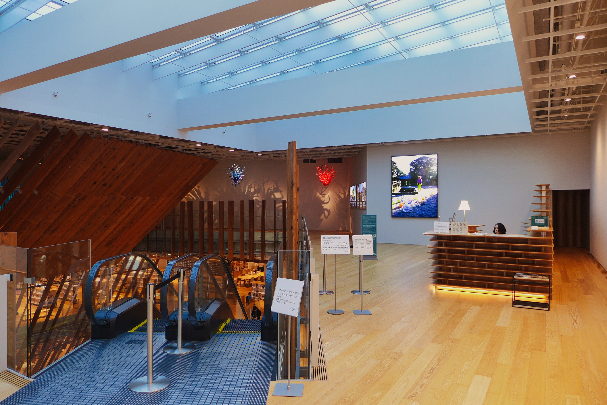 木の内装とガラス作品が見える富山市ガラス美術館の館内