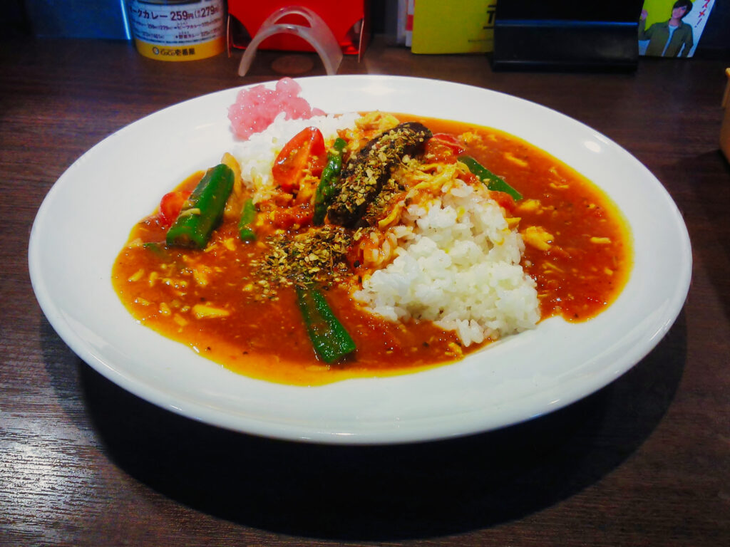 野菜とスパイスを添えたカレーライスの一例