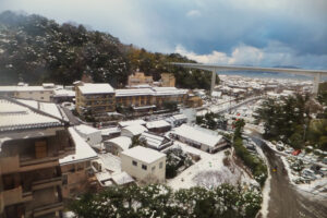 雪に覆われた玉造温泉街を高台から望む