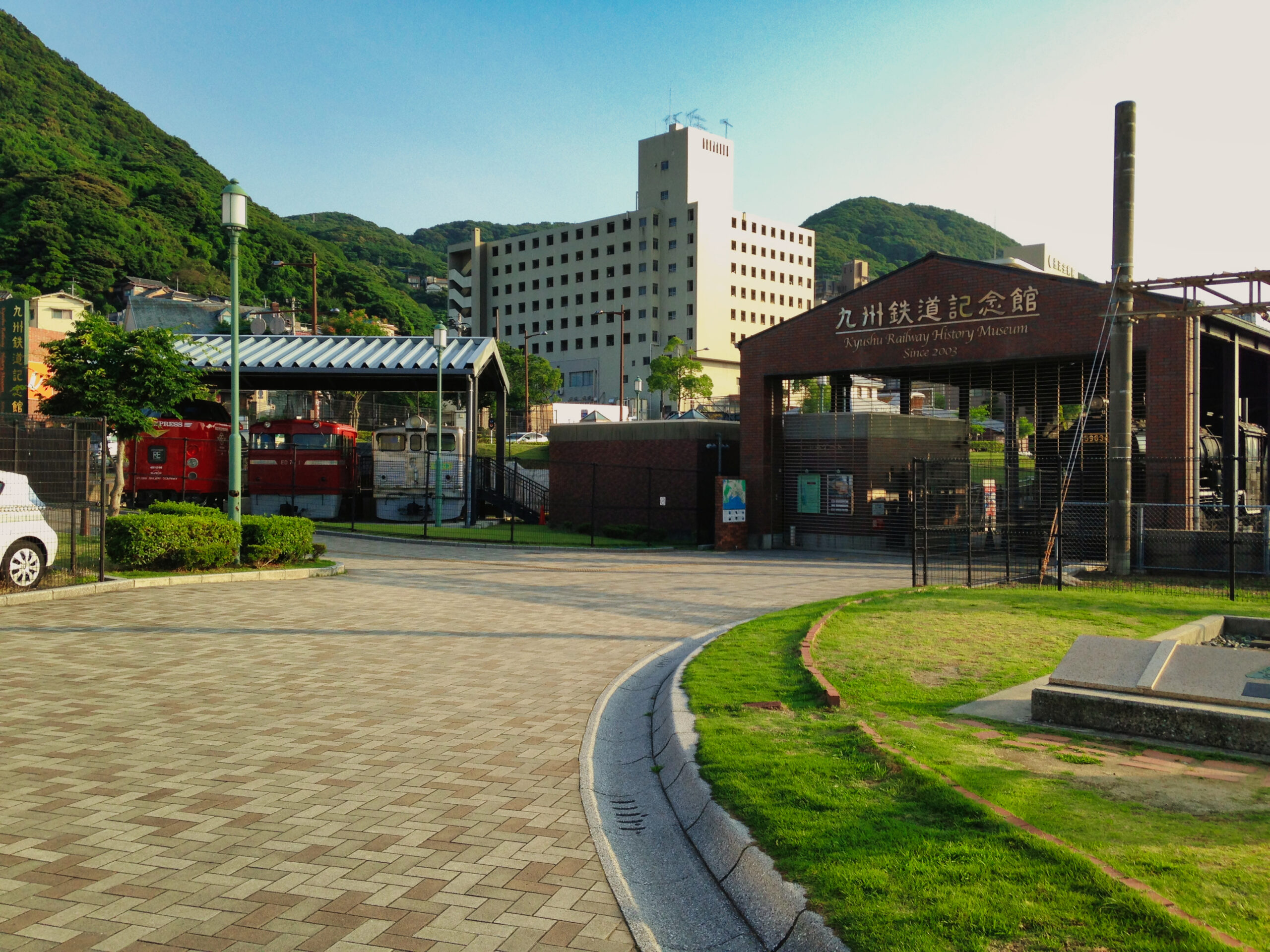 九州鉄道記念館の赤れんが外観と保存車両