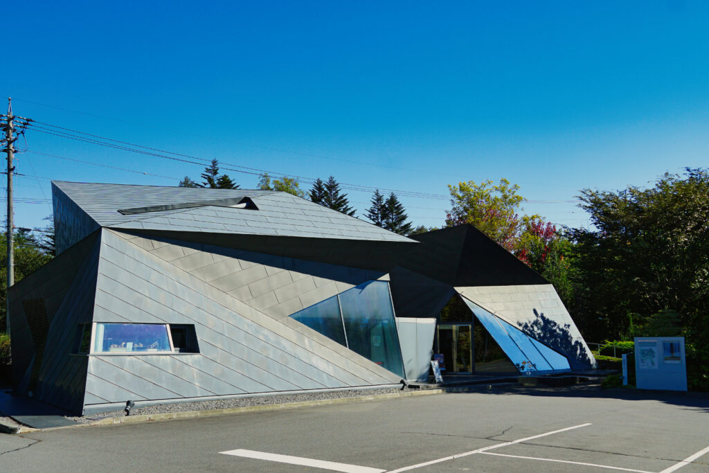 軽井沢千住博美術館の建物と青空