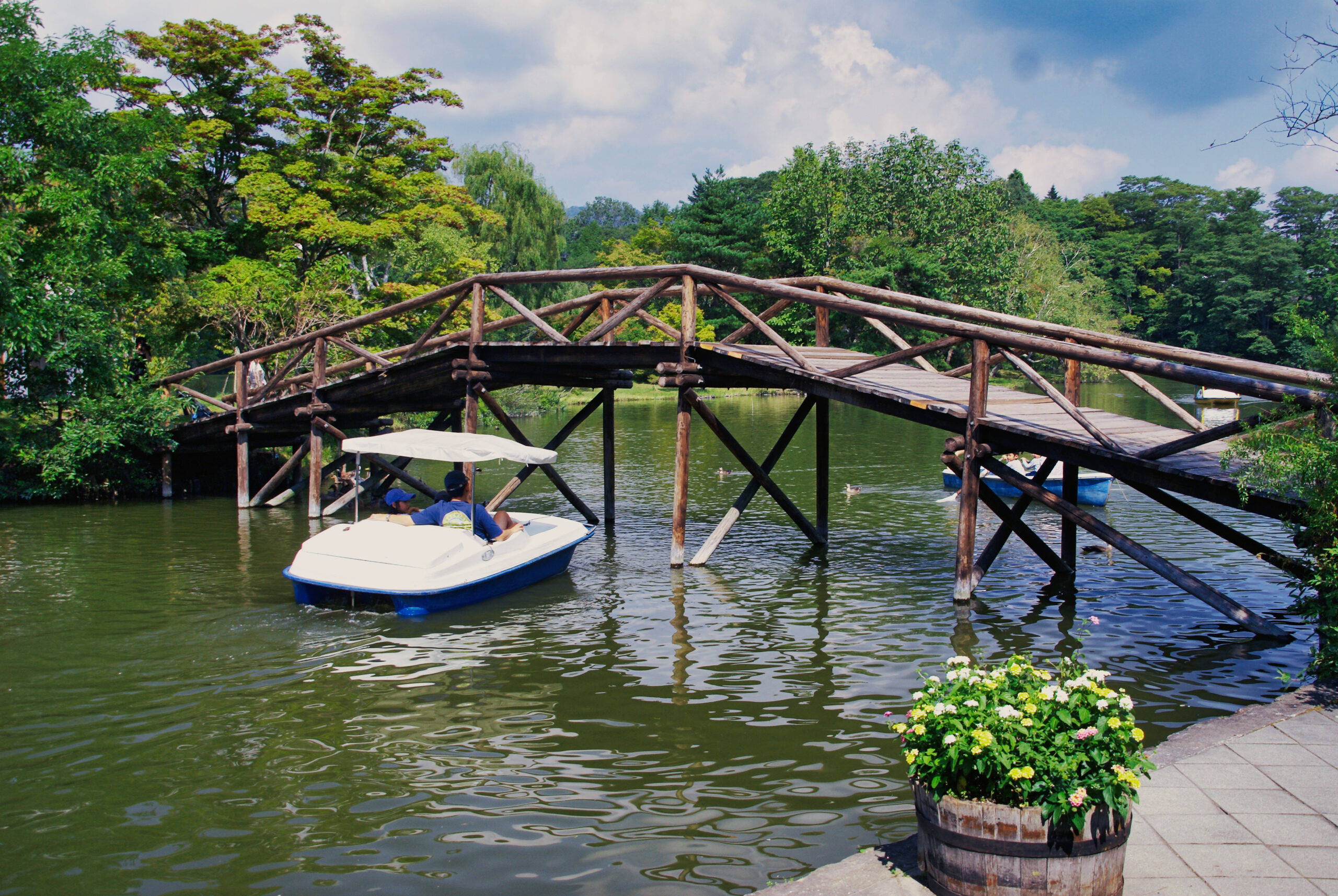 晴天時の軽井沢タリアセン・塩沢湖の木橋とボート（2007年9月撮影）