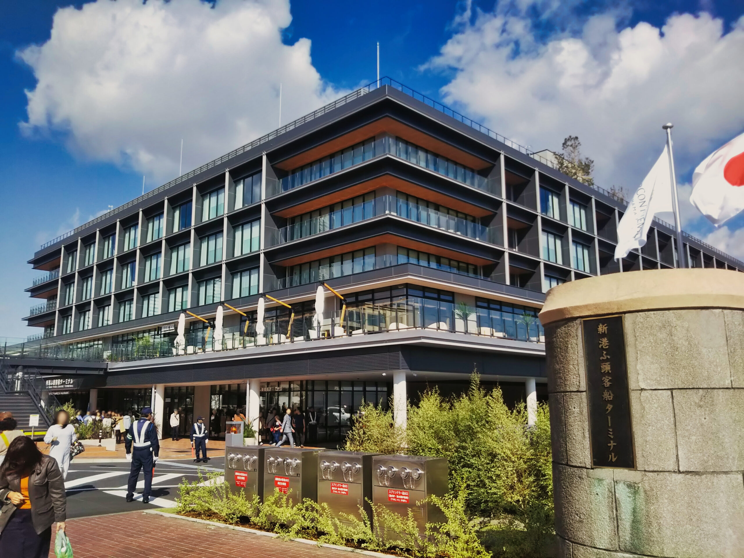 横浜ハンマーヘッドの建物外観と入口前（2019年撮影）