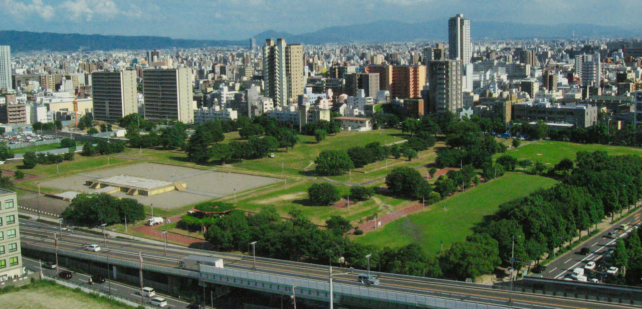 大阪歴史博物館から見下ろす難波宮跡公園(2010年7月撮影)