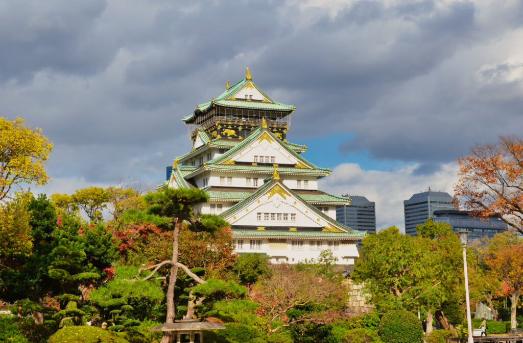 日本庭園の木々越しに望む大阪城天守閣