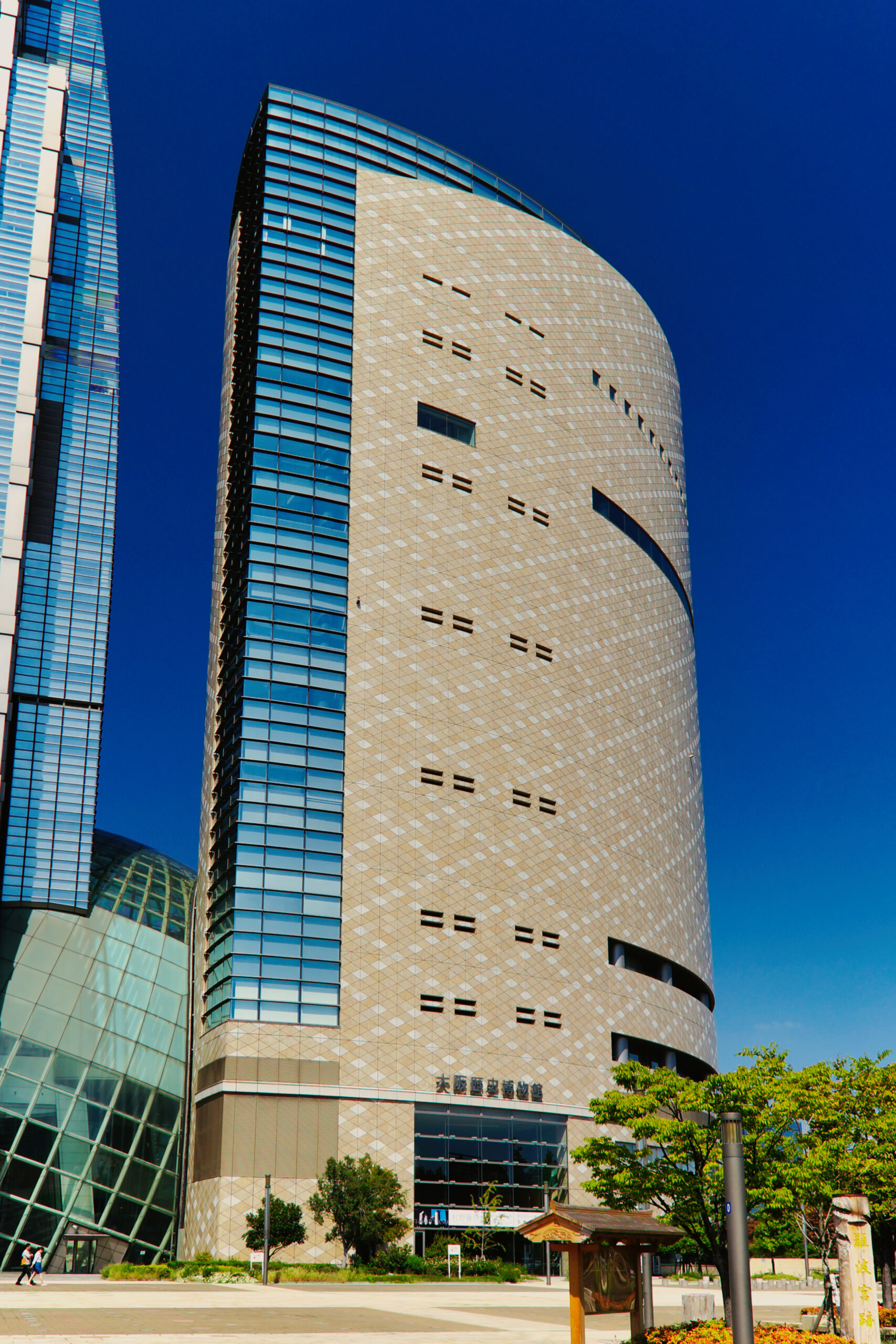 大阪歴史博物館の建物と入口の館名表示(2014年9月撮影)