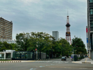 7時28分の時計表示が見える札幌・大通公園とさっぽろテレビ塔