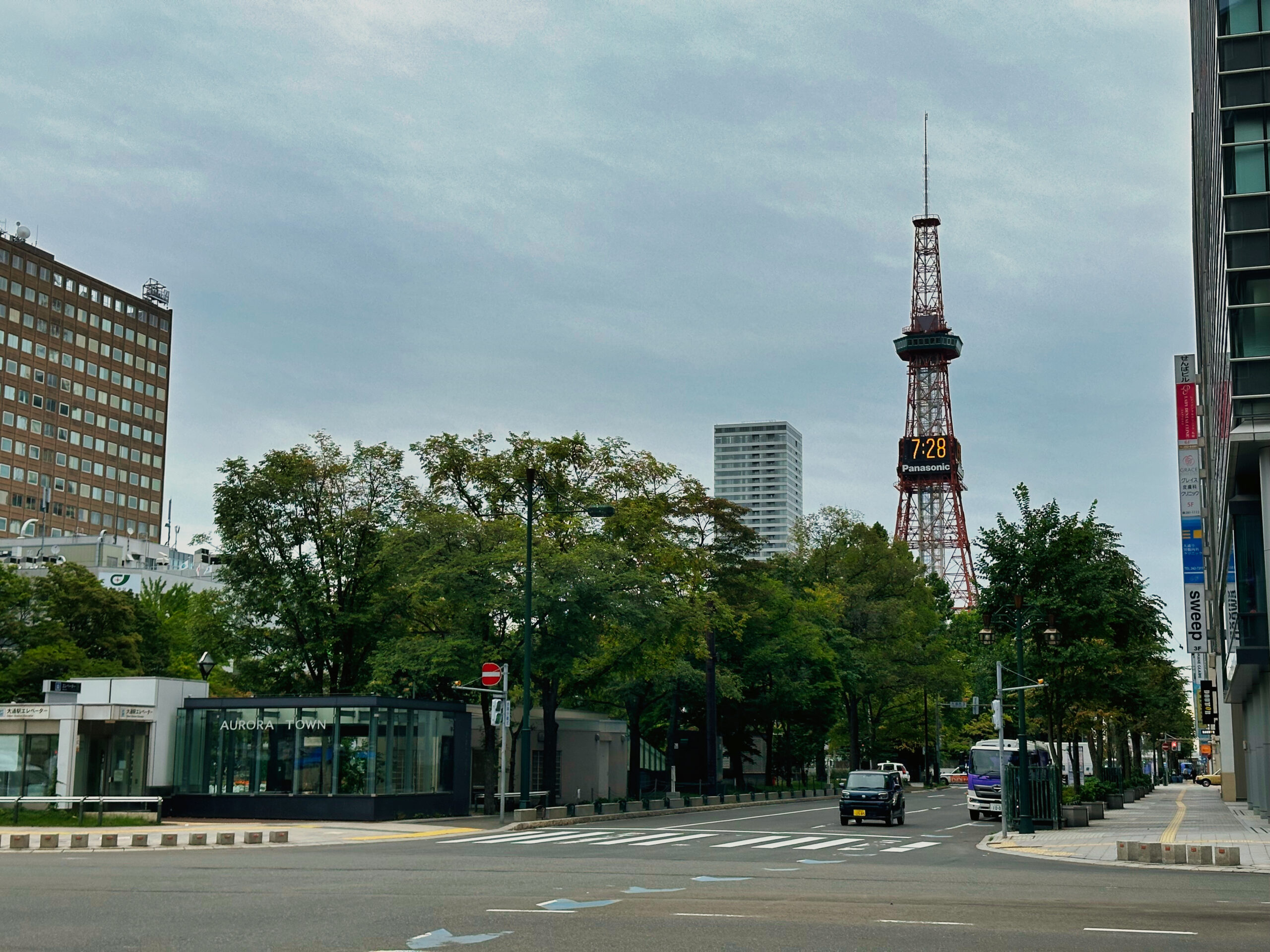 7時28分の時計表示が見える札幌・大通公園とさっぽろテレビ塔